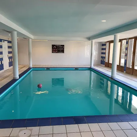 Apartment Dans Avec Piscine Couverte *